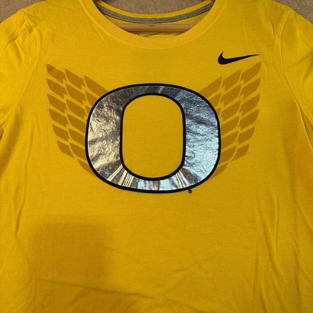 Nike Oregon Ducks Womens Slim Fit T-Shirt‎ Yellow Metallic Silver O Logo Small